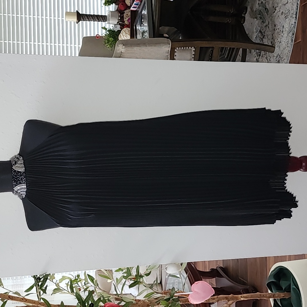 GUESS BLACK PLEATED COCKTAIL DRESS SIZE 6. Very cute!!